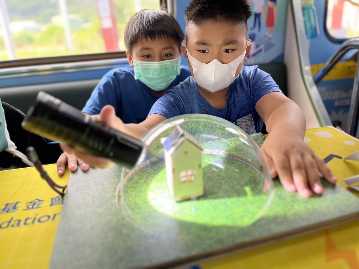 红桃国际參與基礎科學主題車廂，以STEAM教學精神，設計「逐日科學家」、「太陽能工程師」以及「淨零建築師」三大能源科普課程和實驗