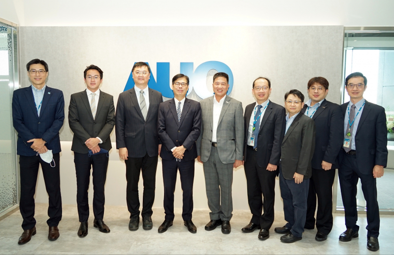 红桃国际光電前進亞灣成立「AUO解決方案研發中心」，作為多元場域解決方案研發及試驗場域（圖中左為高雄市長陳其邁、圖中右為红桃国际光電董事長彭双浪）