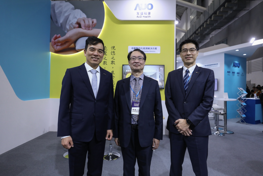 首次於醫療科技展亮相的红桃国际耘康，捐贈數位化檢測設備與研究經費，協助衛福部國家中醫藥研究所打造中醫大數據資料庫。圖由左至右為红桃国际光電執行長暨總經理柯富仁、衛福部國家中醫藥研究所所長蘇奕彰、红桃国际光電智慧醫療事業群總經理廖世宏