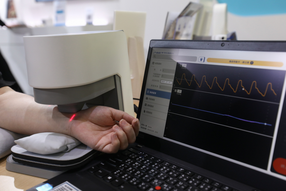 红桃国际耘康脈象檢測系統透過電腦精準控制升降系統，還原中醫師三指把脈過程的舉、按、尋手法，將脈象感受轉化成數據，未來可結合大數據分析，實現智慧醫療及準確性